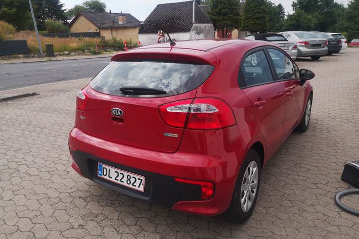 Rød Kia Rio fra 2015