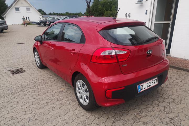 Rød Kia Rio fra 2015
