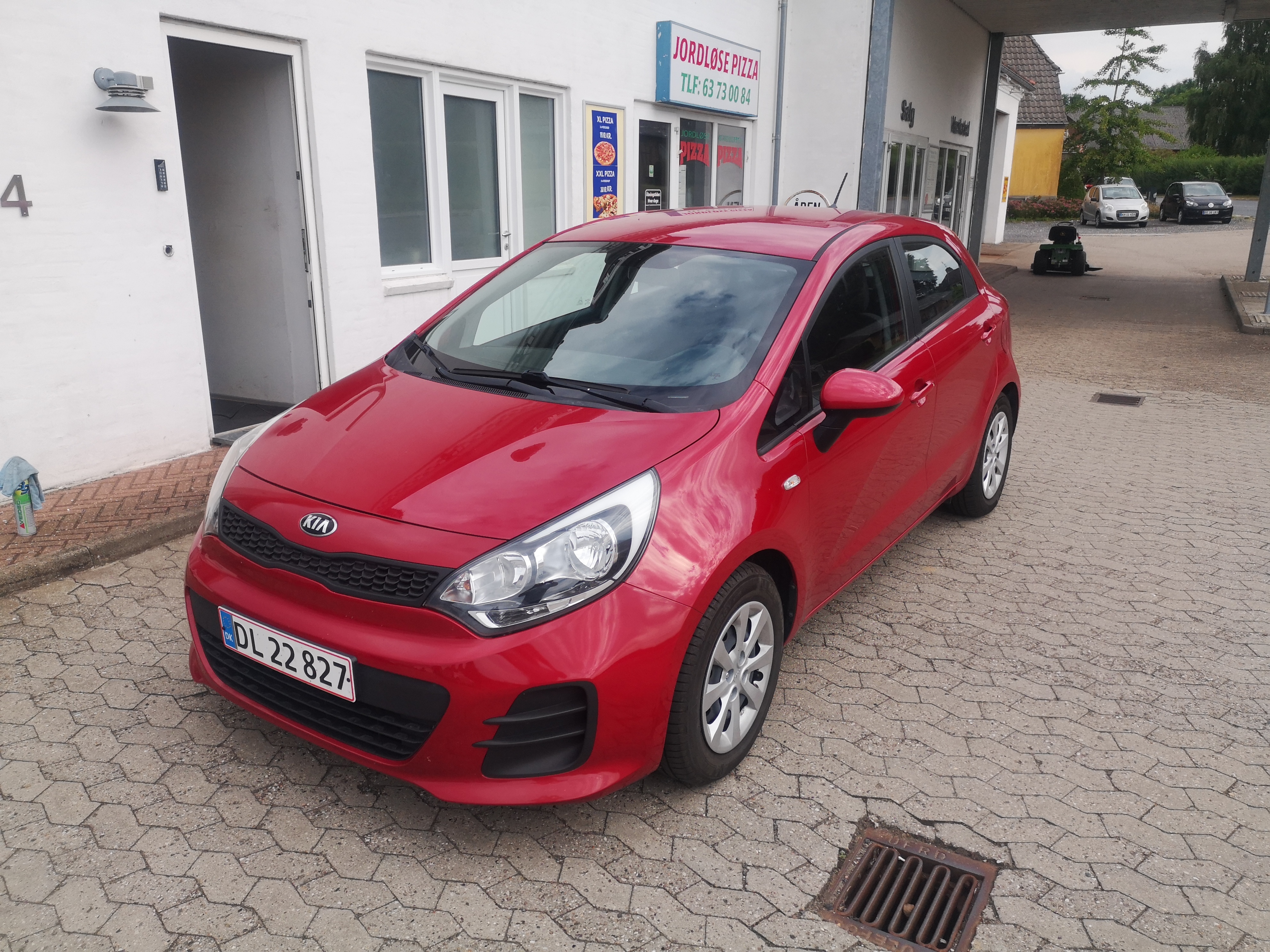 Rød Kia Rio fra 2015