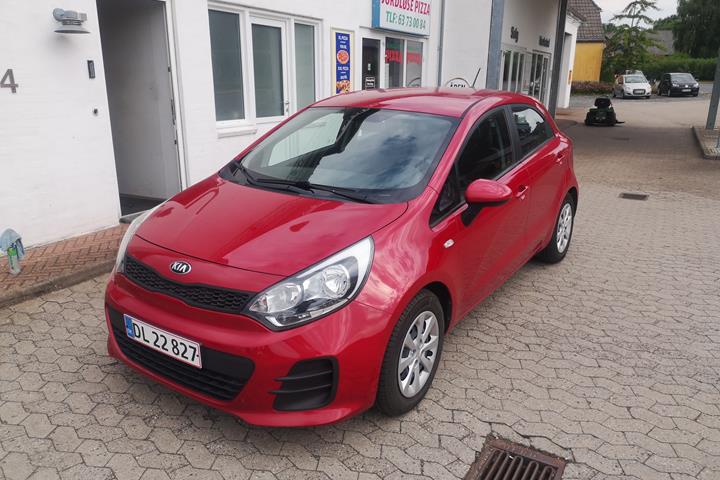 Rød Kia Rio fra 2015