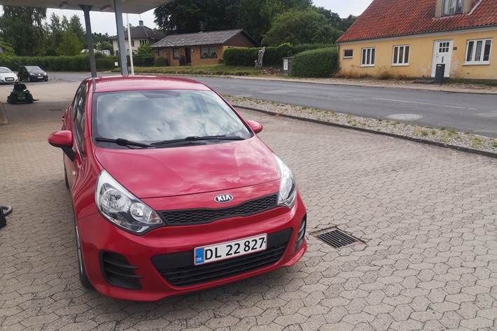 Rød Kia Rio fra 2015