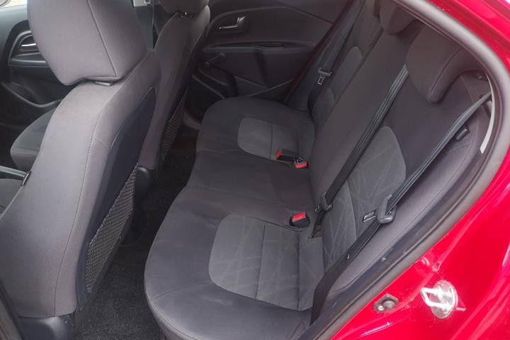Rød Kia Rio fra 2015
