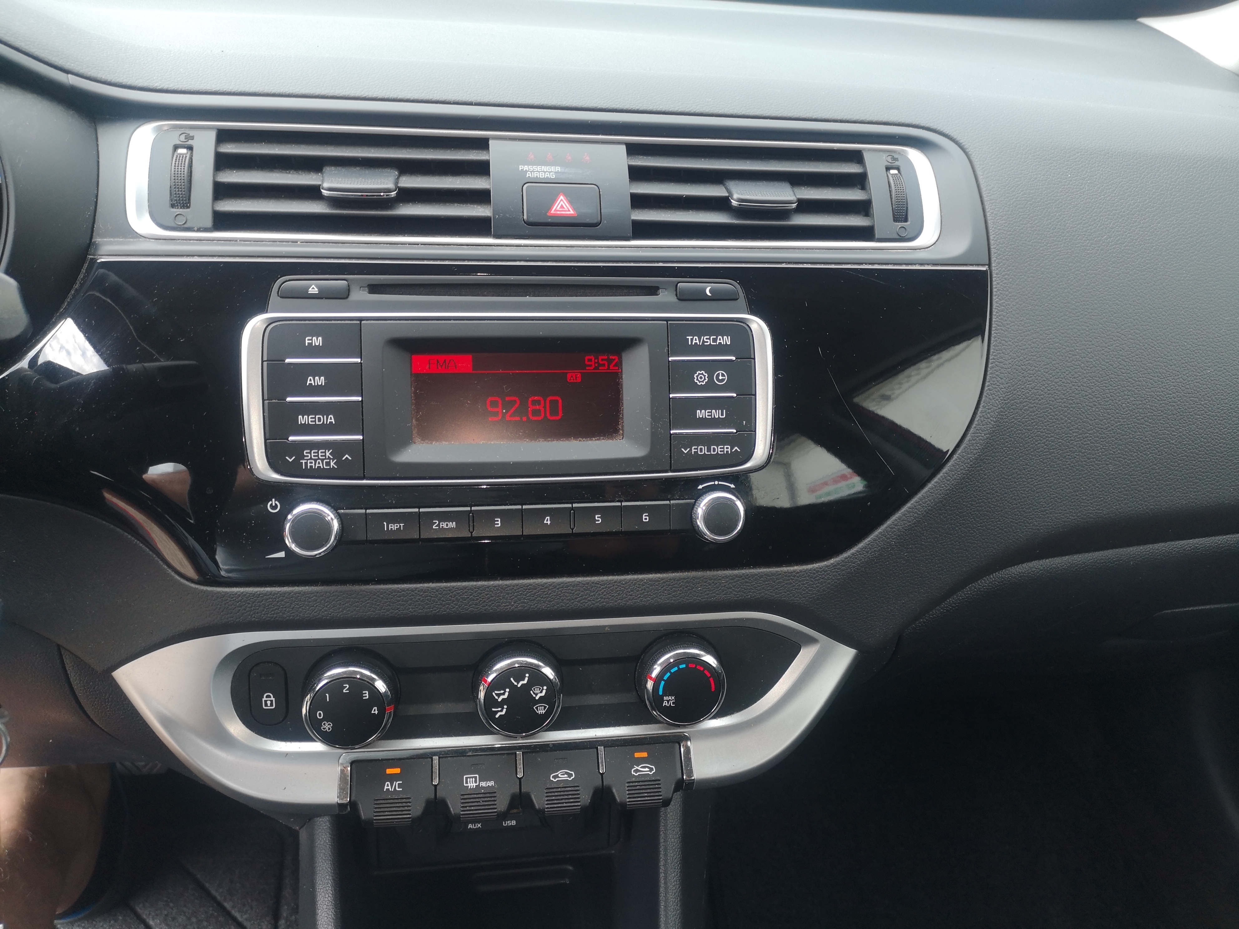 Rød Kia Rio fra 2015
