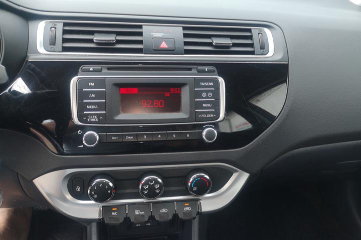 Rød Kia Rio fra 2015
