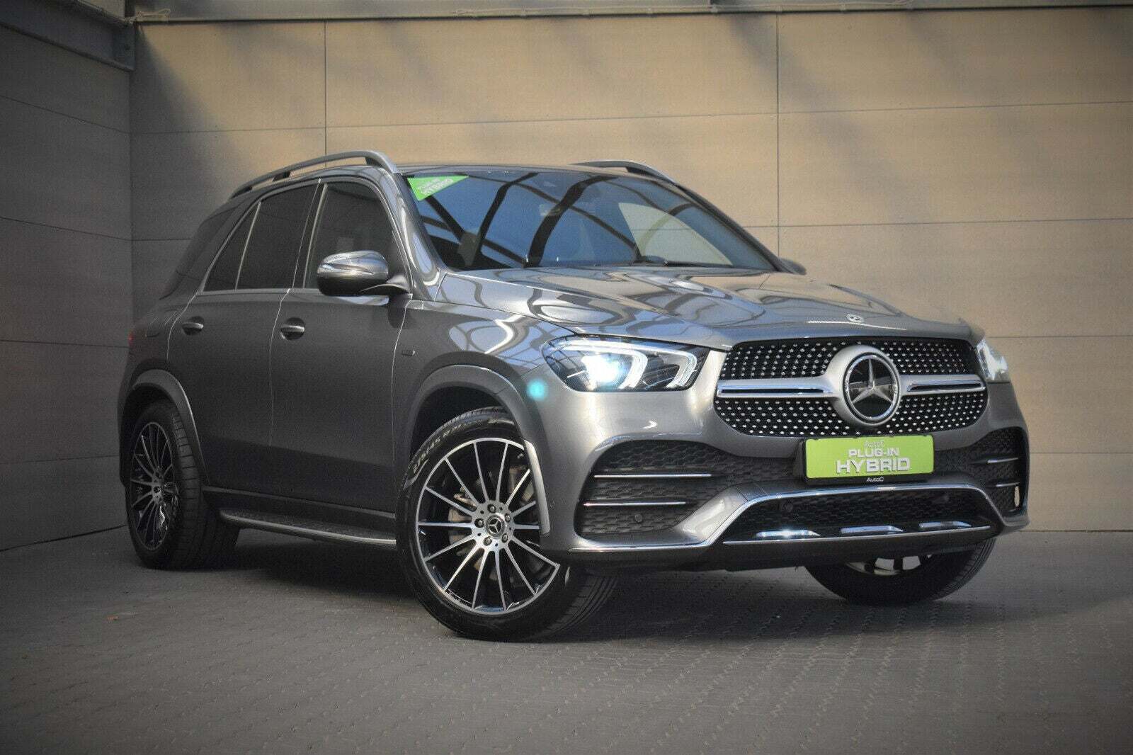 Grå Mercedes GLE350 e fra 2022