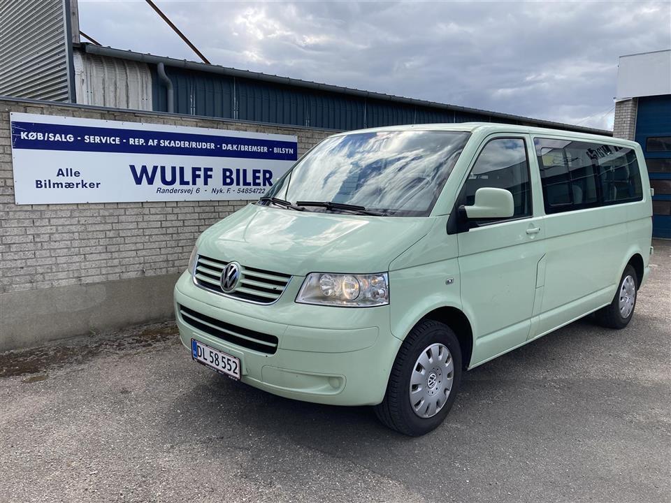 Grøn VW Caravelle fra 2006