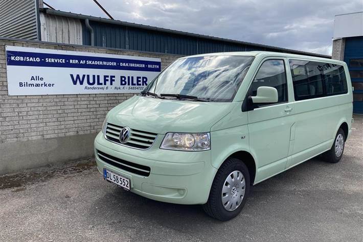 Grøn VW Caravelle fra 2006