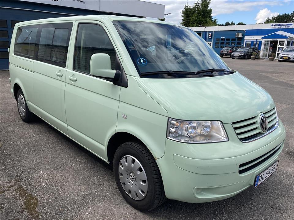 Grøn VW Caravelle fra 2006