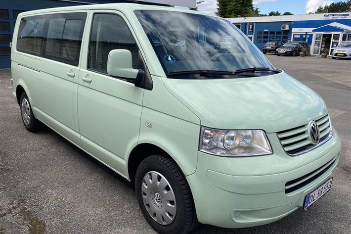 Grøn VW Caravelle fra 2006