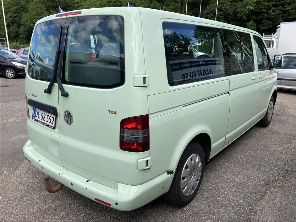 Grøn VW Caravelle fra 2006