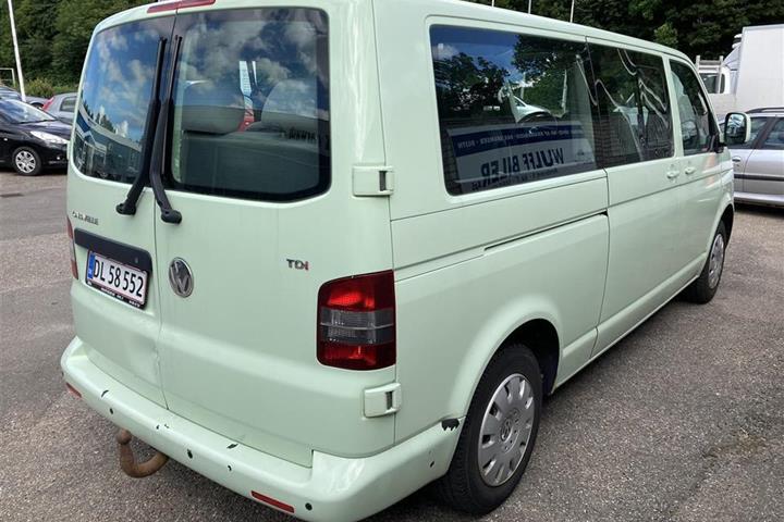 Grøn VW Caravelle fra 2006