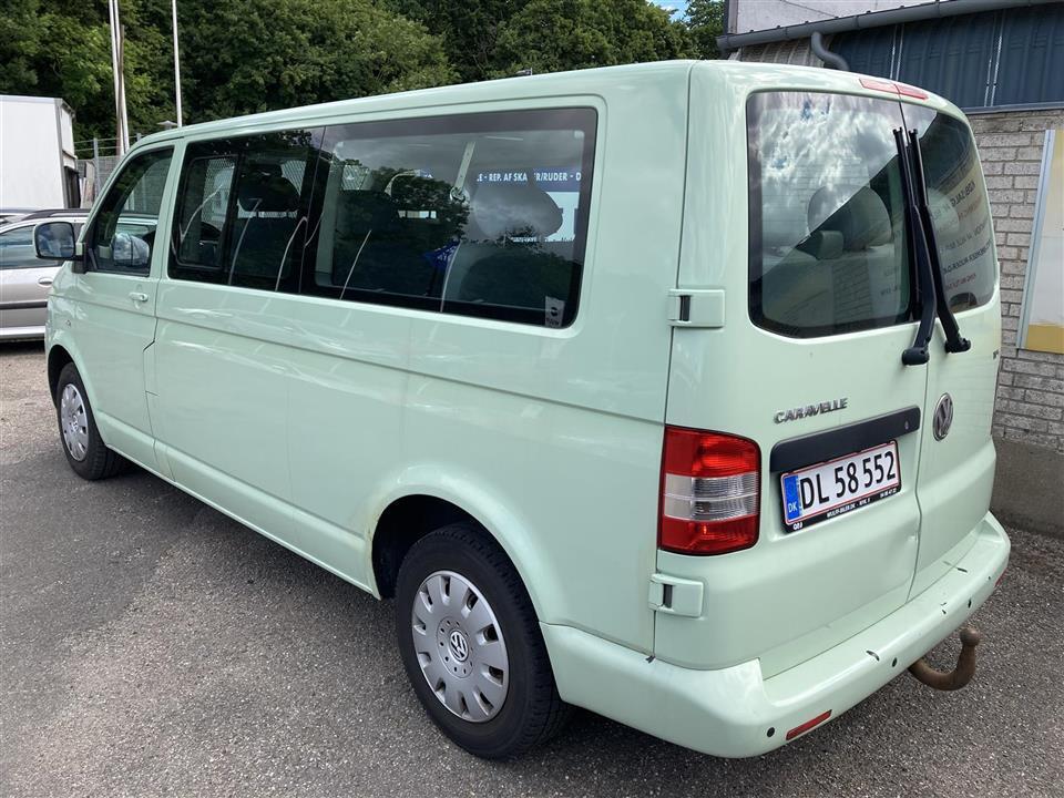Grøn VW Caravelle fra 2006