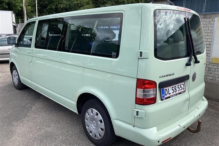 Grøn VW Caravelle fra 2006