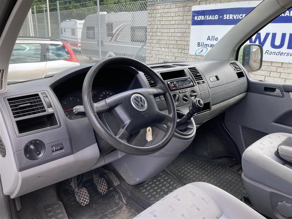 Grøn VW Caravelle fra 2006