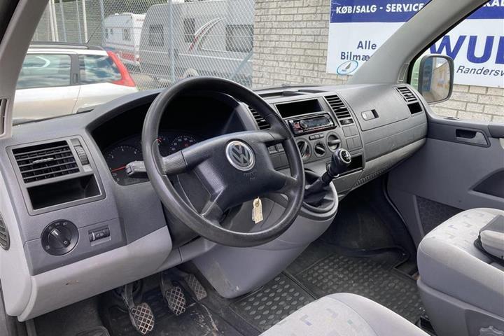 Grøn VW Caravelle fra 2006