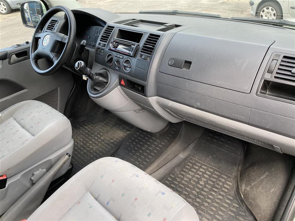 Grøn VW Caravelle fra 2006
