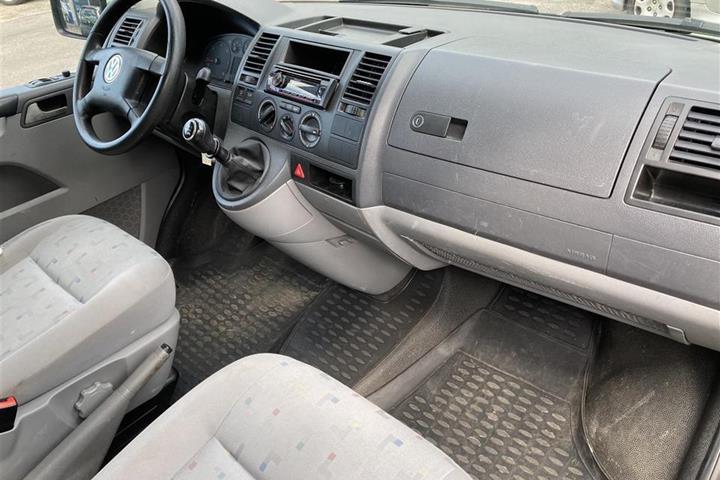 Grøn VW Caravelle fra 2006