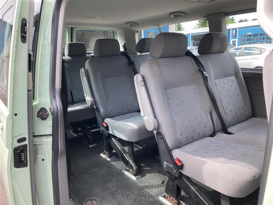 Grøn VW Caravelle fra 2006