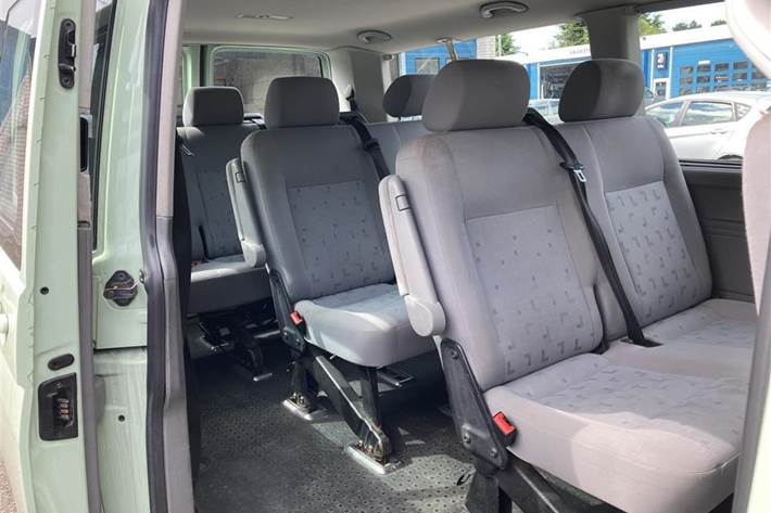 Grøn VW Caravelle fra 2006