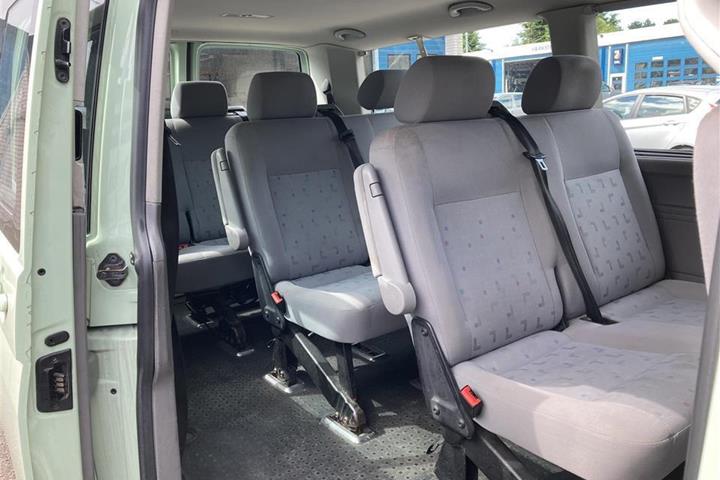 Grøn VW Caravelle fra 2006