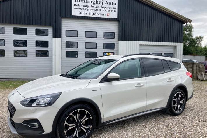 Beige Ford Focus fra 2020 set udefra