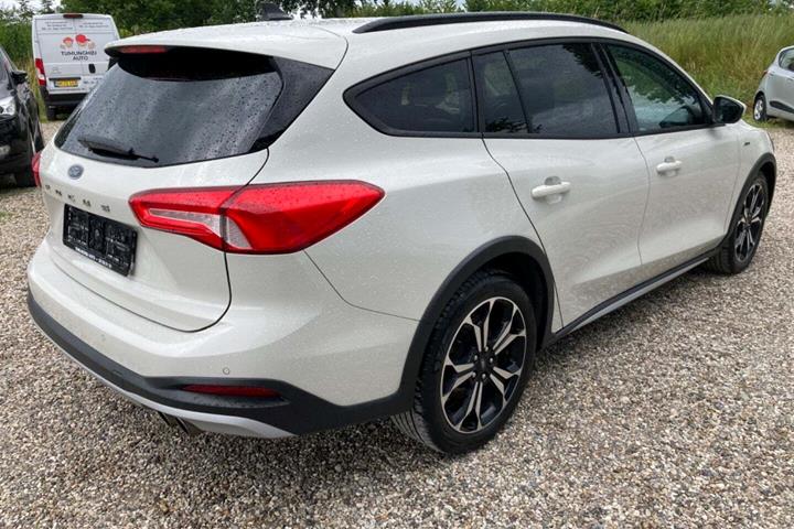 Beige Ford Focus fra 2020