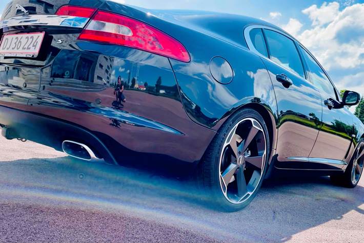 Sort Jaguar XF fra 2009