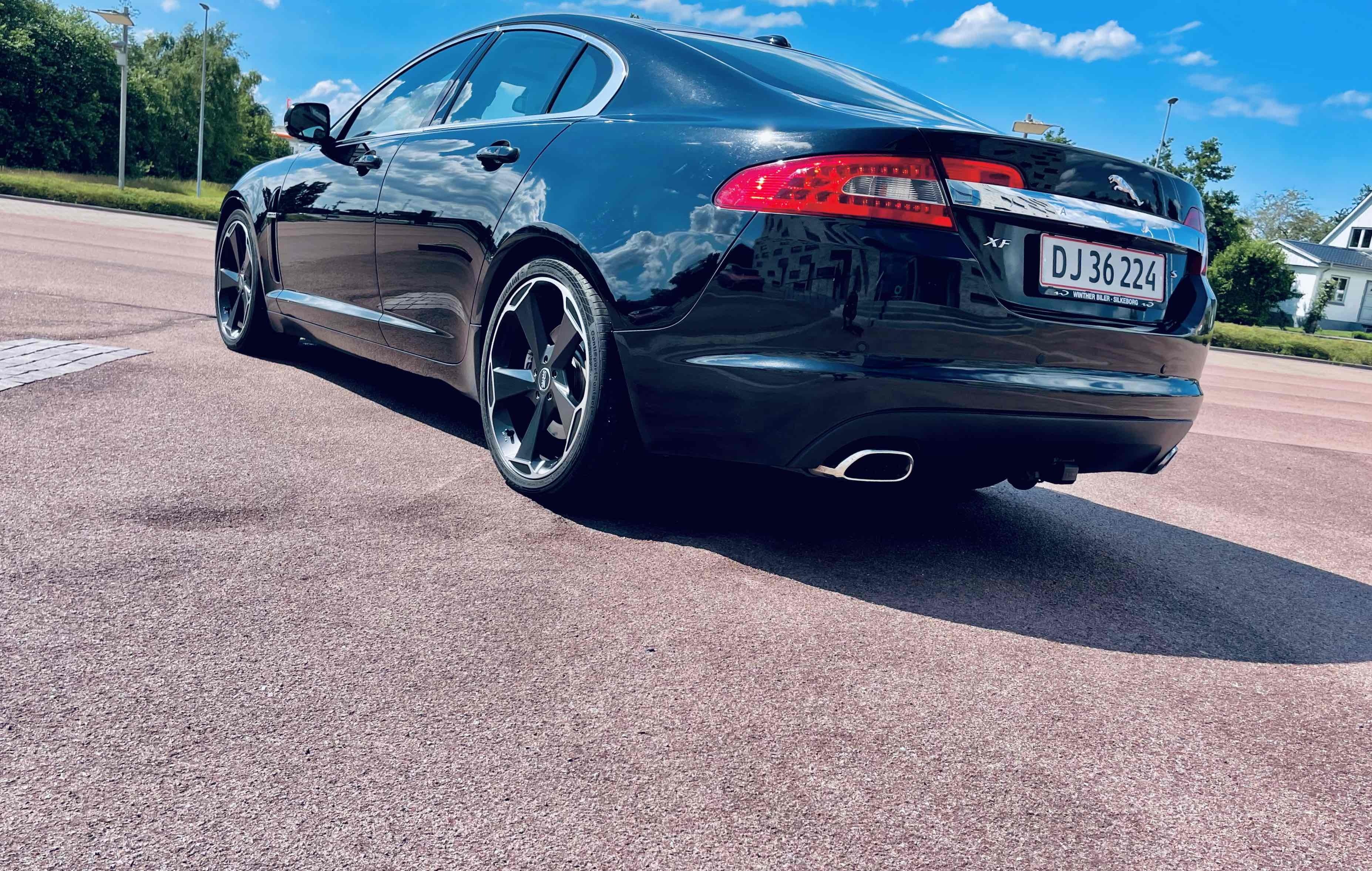 Sort Jaguar XF fra 2009