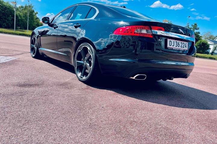 Sort Jaguar XF fra 2009