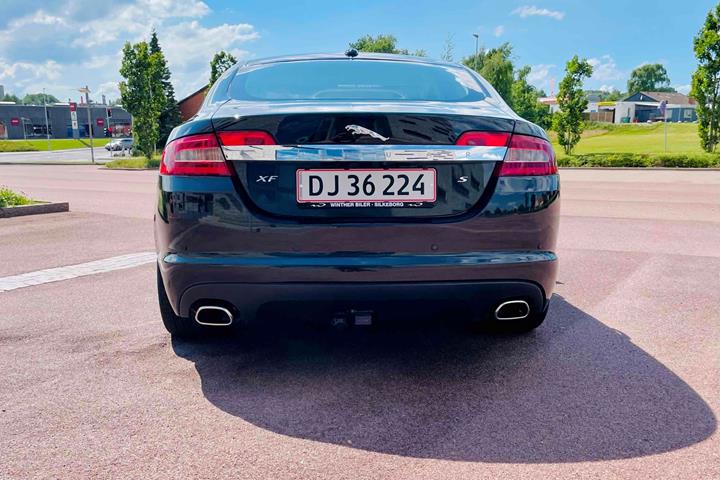 Sort Jaguar XF fra 2009