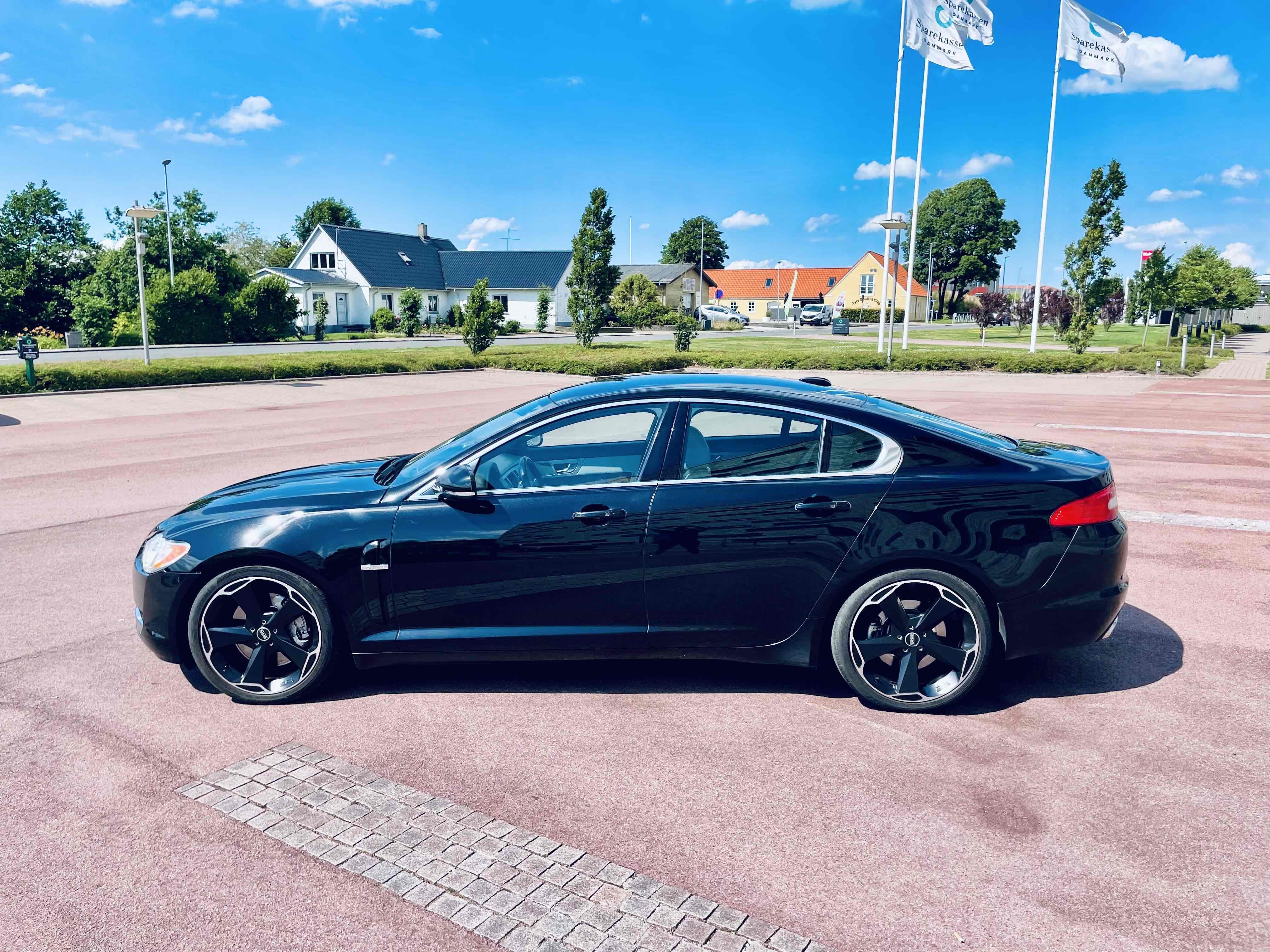 Sort Jaguar XF fra 2009