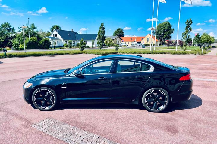 Sort Jaguar XF fra 2009