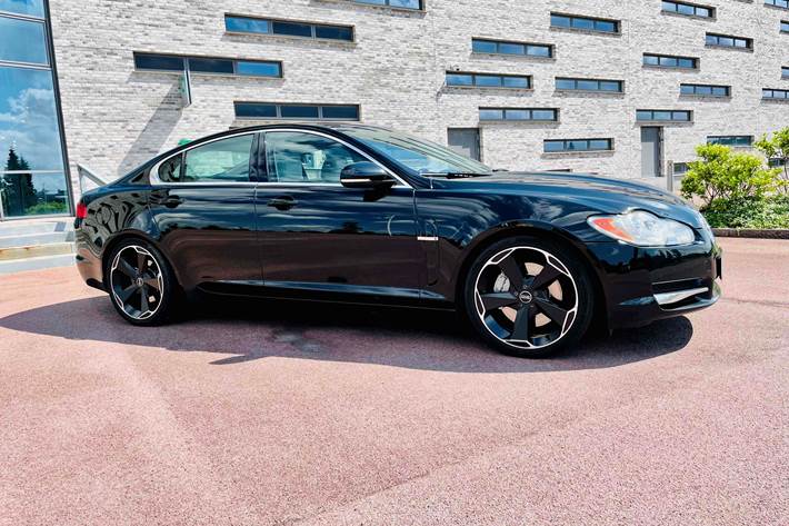 Sort Jaguar XF fra 2009
