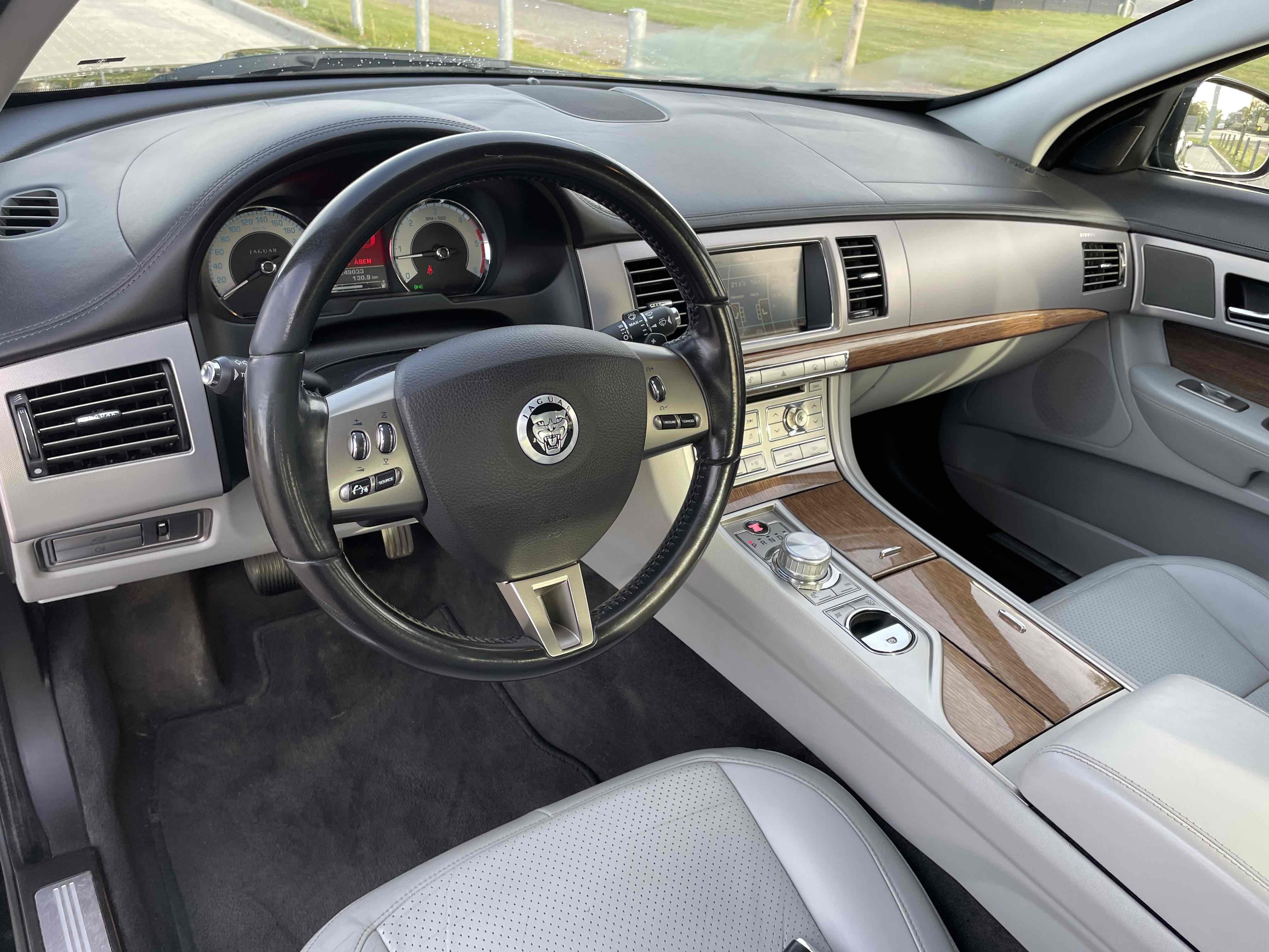 Sort Jaguar XF fra 2009