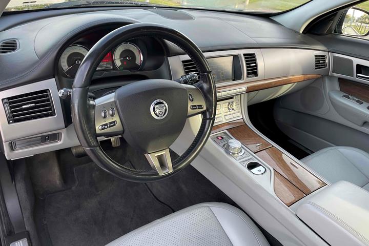 Sort Jaguar XF fra 2009