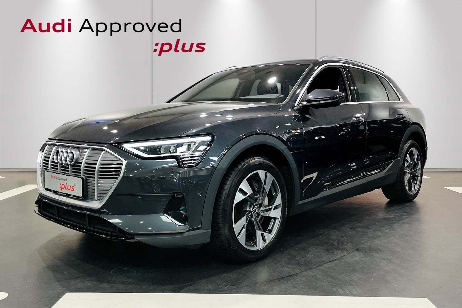 Grå Audi e-tron fra 2021