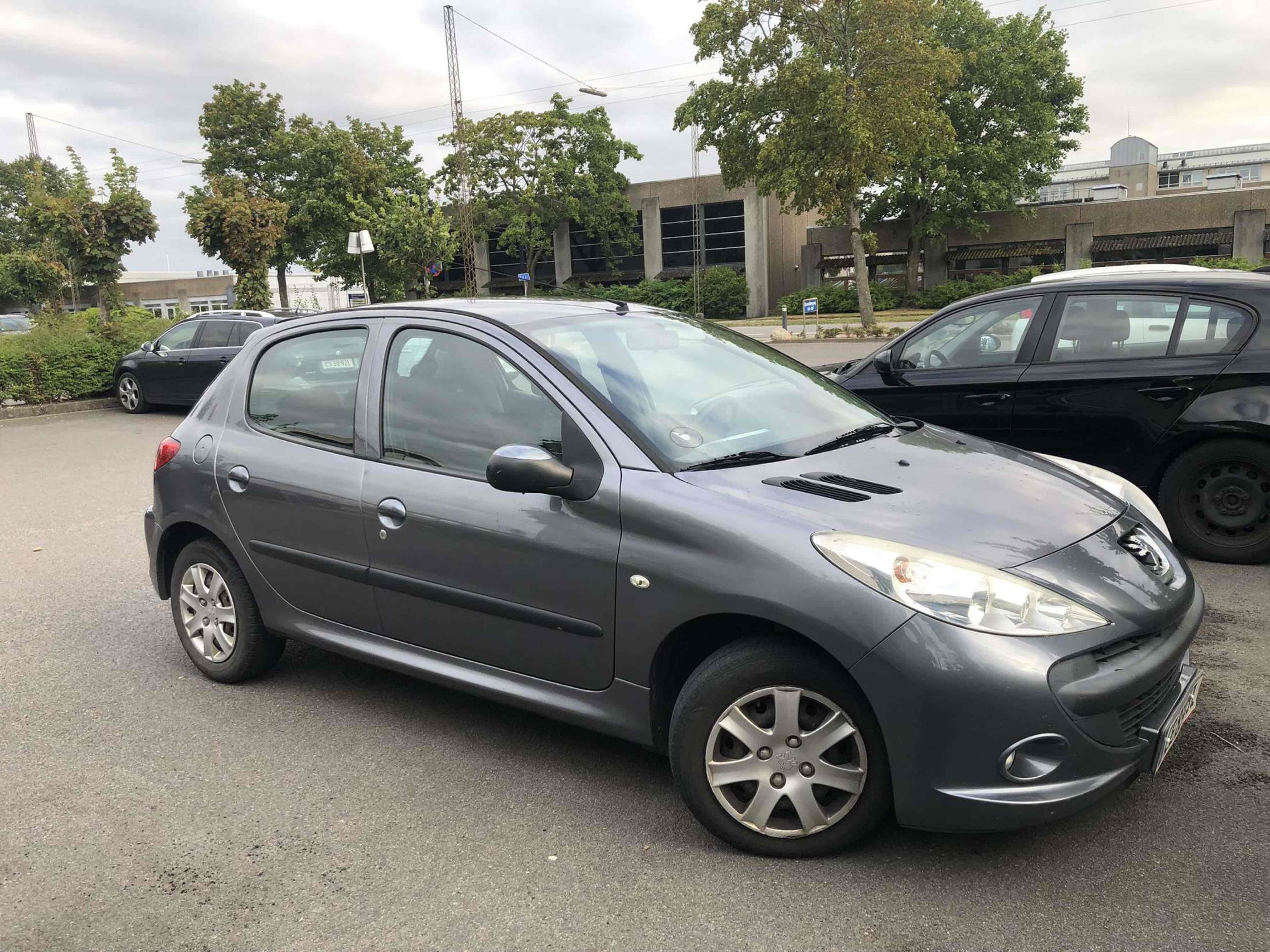 Grå Peugeot 206 fra 2010