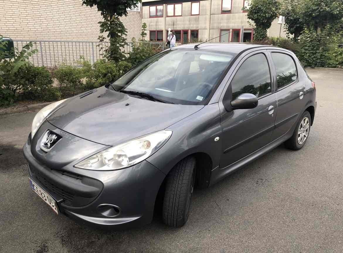 Grå Peugeot 206 fra 2010