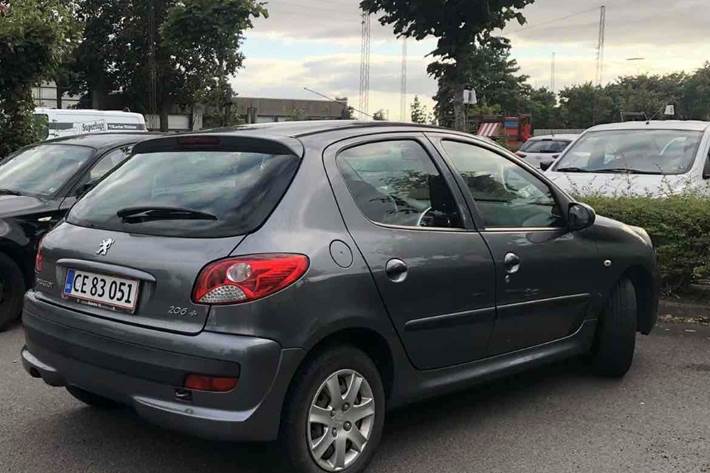 Grå Peugeot 206 fra 2010