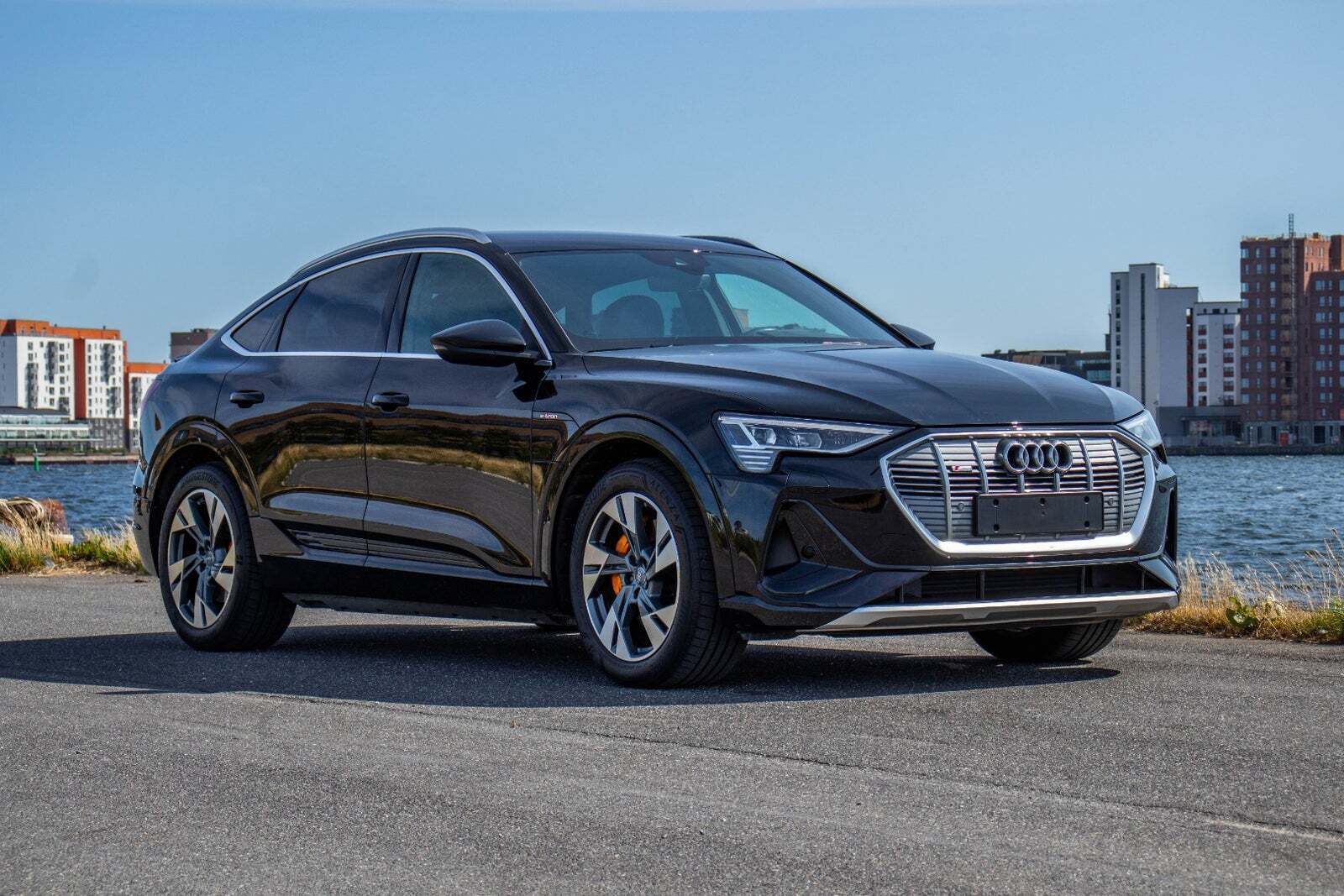 Grå Audi e-tron fra 2020