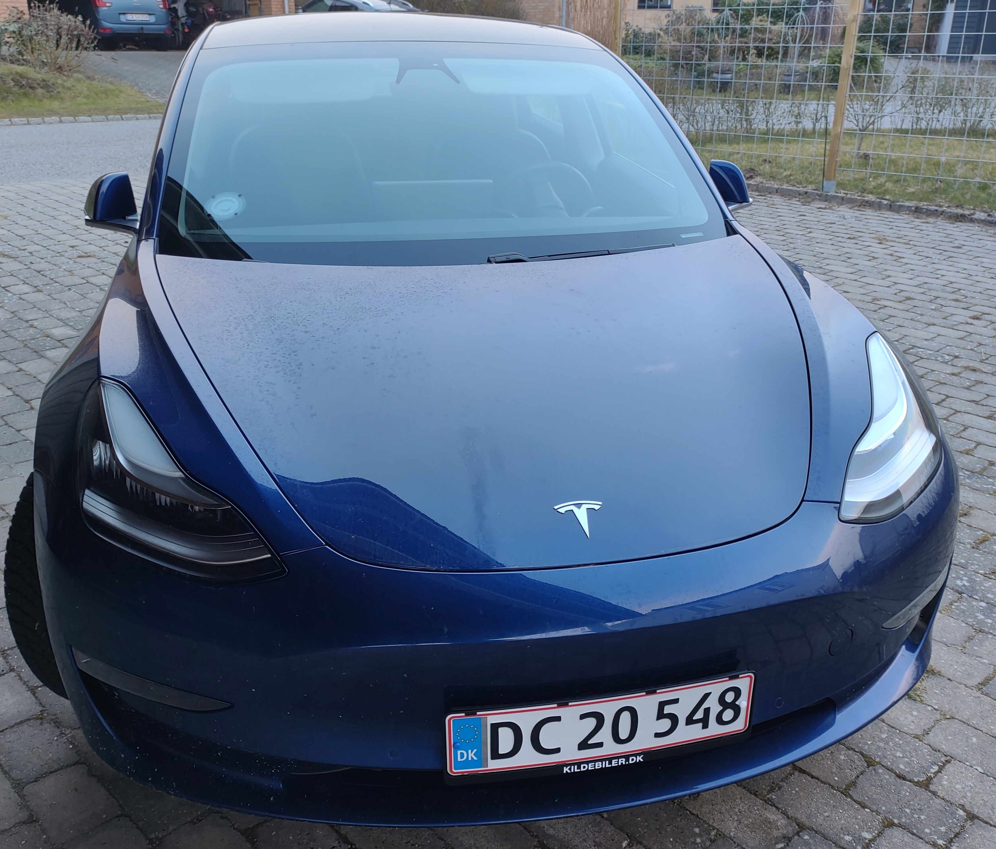 Blå Tesla Model 3 fra 2020