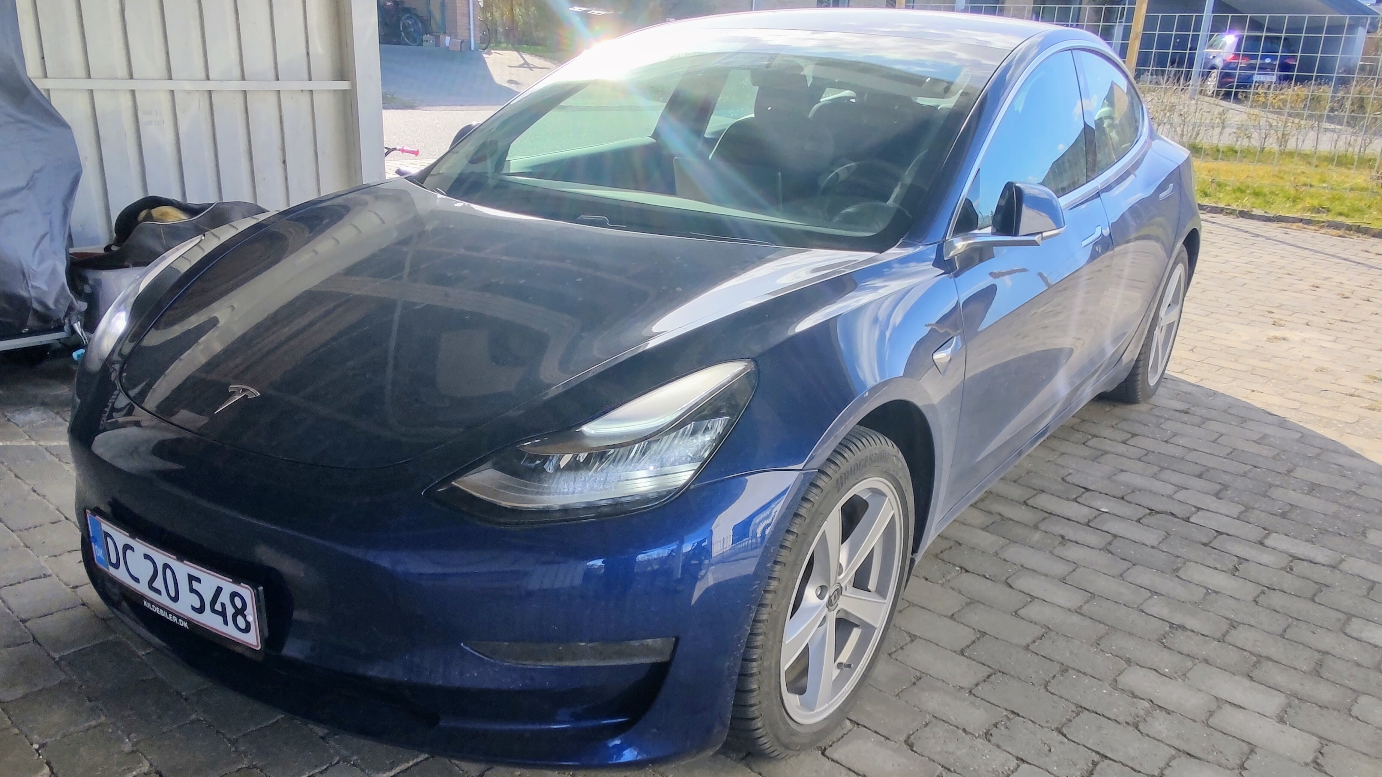 Blå Tesla Model 3 fra 2020