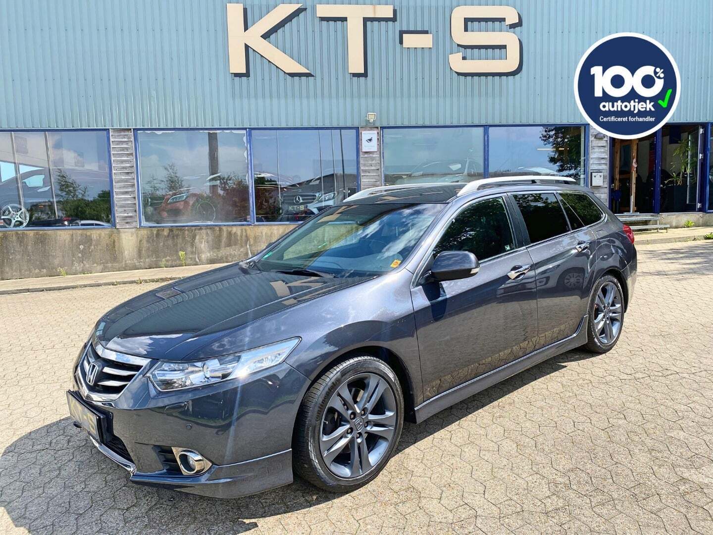 Sort Honda Accord fra 2012 set udefra