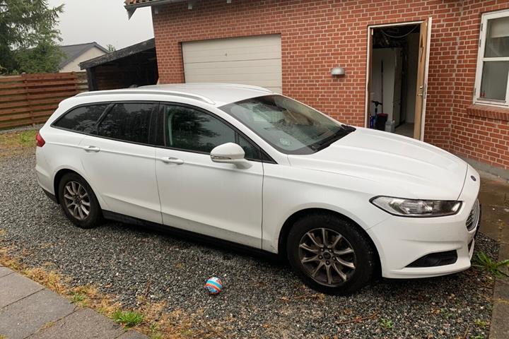 Hvid Ford Mondeo fra 2019