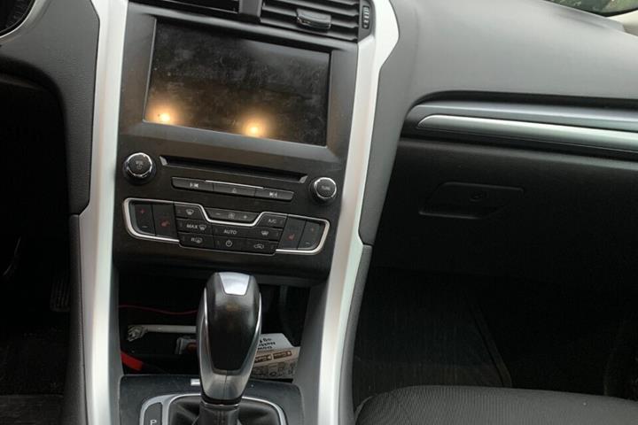 Hvid Ford Mondeo fra 2019