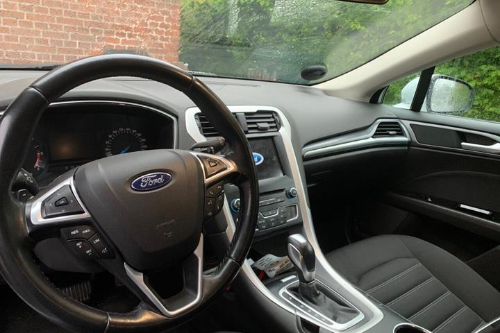 Hvid Ford Mondeo fra 2019
