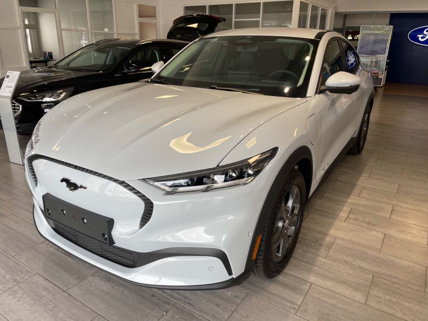 Grå Ford Mustang Mach-E fra 2022