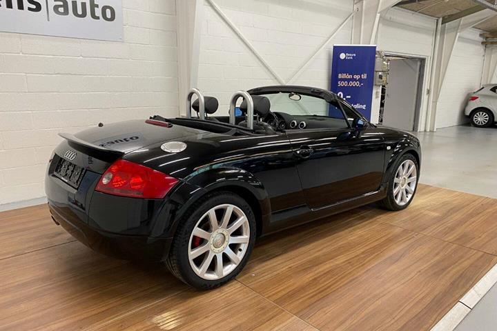 Sort Audi TT fra 2001 set udefra