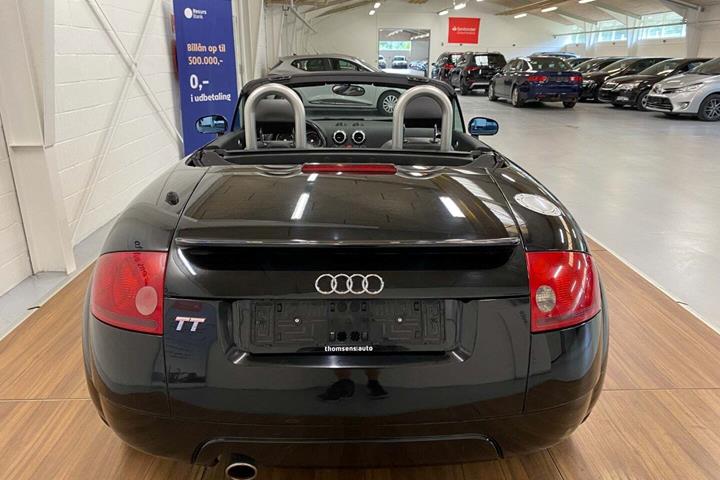 Sort Audi TT fra 2001 set udefra