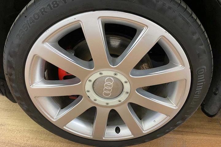 Sort Audi TT fra 2001 set udefra